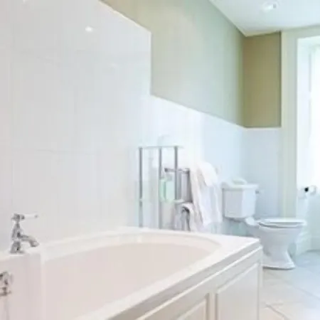 Overwater Hall 3* באזנת'ווייט