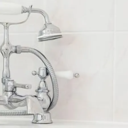 Otel Overwater Hall 3*