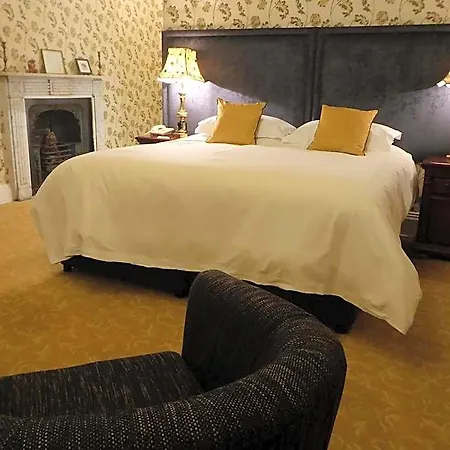Overwater Hall מלון 3*