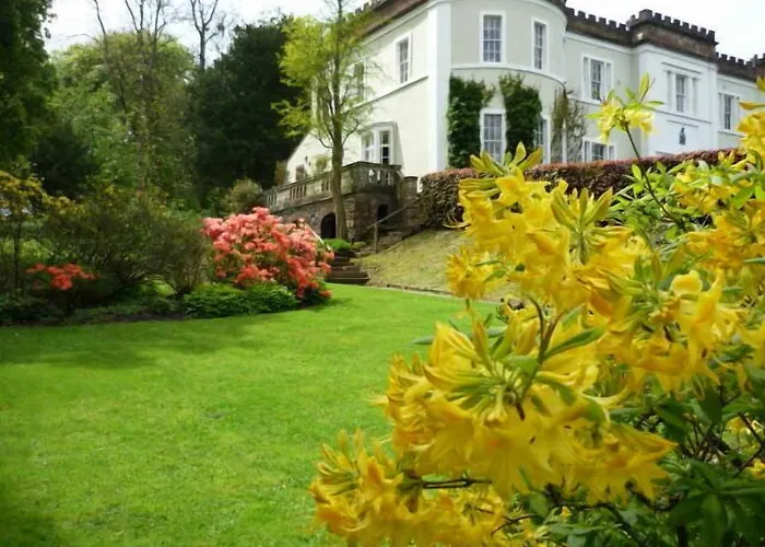 Overwater Hall فندق