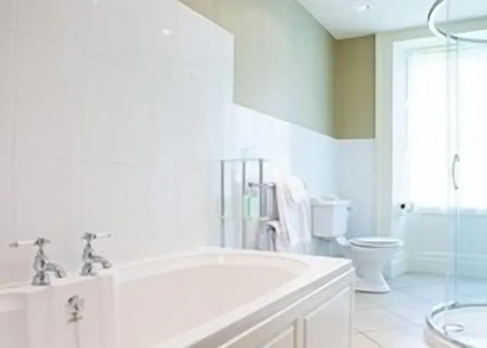 Overwater Hall 3* باسنثوايت