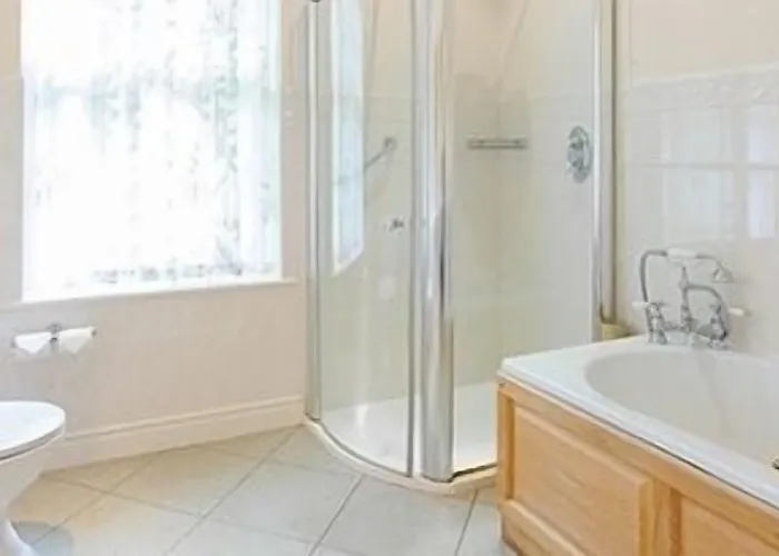 Overwater Hall فندق