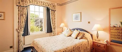 فندق Overwater Hall 3*